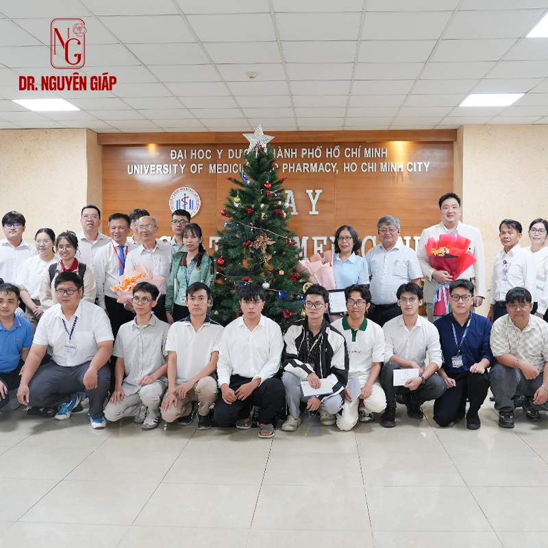 Hoat-dong-cong-dong-6 Bác sĩ Nguyên Giáp mong rằng mỗi vị bác sĩ tương lai đều sẽ tiếp bước con đường phụng sự cộng đồng, lan tỏa giá trị nhân văn đến xã hội
