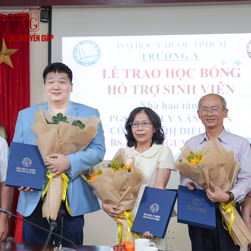 Hoat-dong-cong-dong-3 Bác sĩ Nguyên Giáp nhận kỷ niệm chương và hoa cảm ơn từ Ban lãnh đạo Trường Y Dược TP.HCM