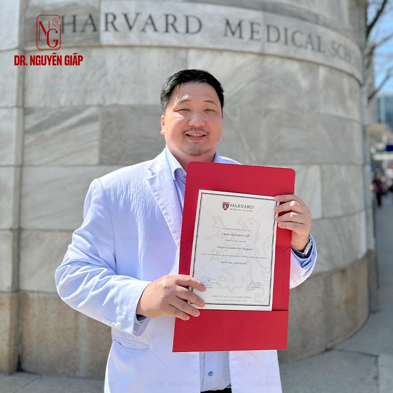 Bác sĩ Nguyên Giáp vinh dự cầm trên tay tấm bằng SPL, Harvard danh giá