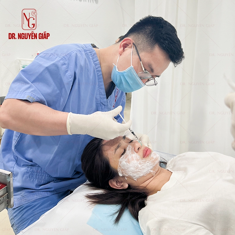 Mesotherapy tre hoa cang bong 1 Mesotherapy là một liệu pháp thực hiện nhẹ nhàng, không đau