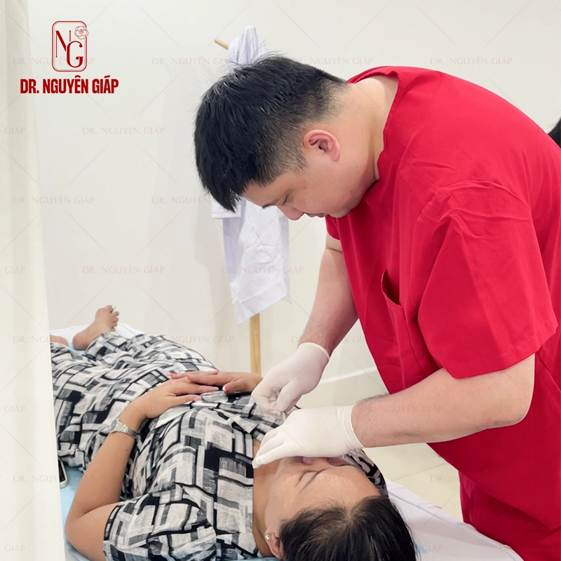 Mesotherapy-tre-hoa-cang-bong-4 Bác sĩ Nguyên Giáp trực tiếp thực hiện làm đẹp cho khách hàng