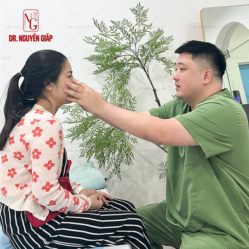 Hướng dẫn chăm sóc sau nâng mũi sụn sườn: Nên ăn gì và kiêng gì? Chăm sóc sau nâng mũi sụn sườn là một giai đoạn hết sức quan trọng