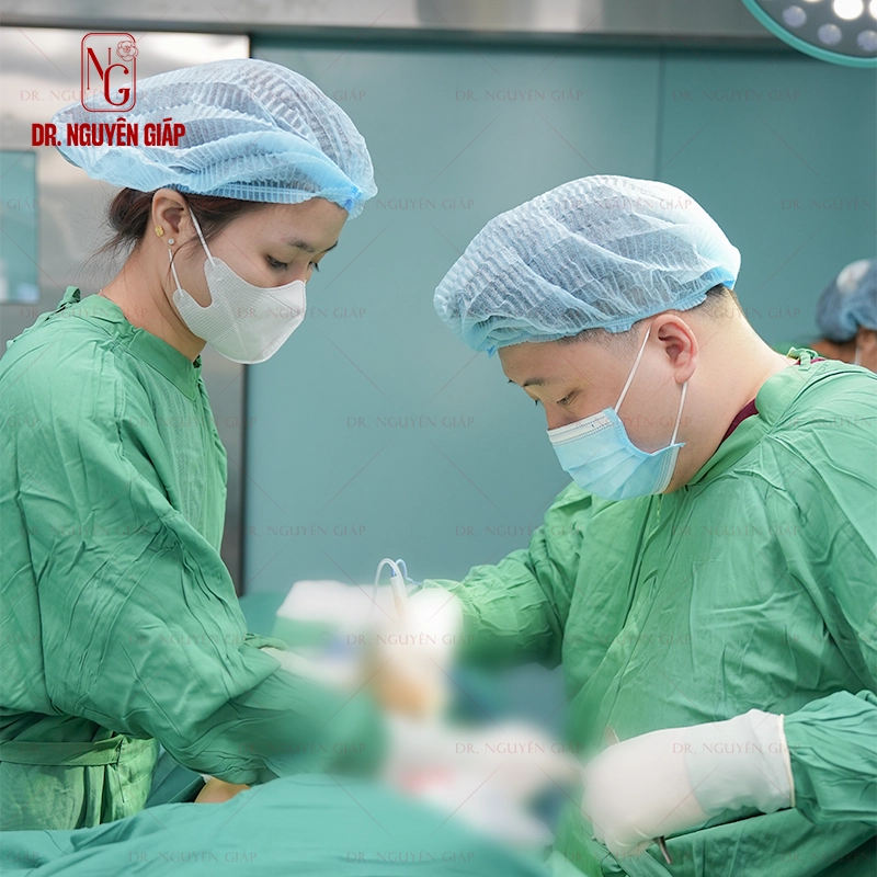 bien-chung-nang-mui-sun-suon-phong-mo Sửa lỗi và tái tạo thẩm mỹ là một hành trình gian nan của Bác sĩ Nguyên Giáp và ekip
