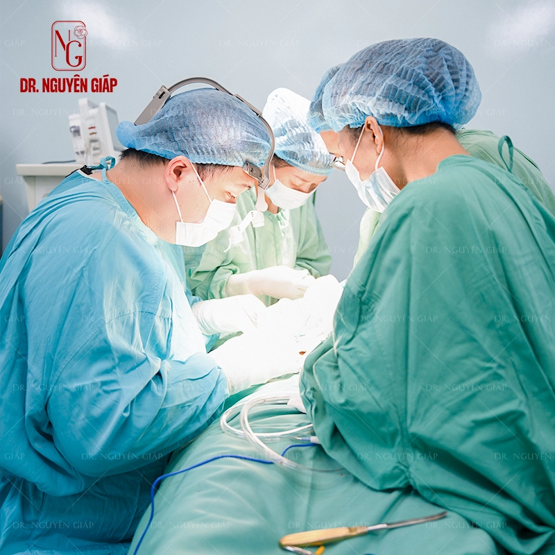 gia-nang-mui-sun-suon-4 Đội ngũ bác sĩ là yếu tố quan trọng nhất quyết định sự thành công của ca mô nâng mũi sụn sườn