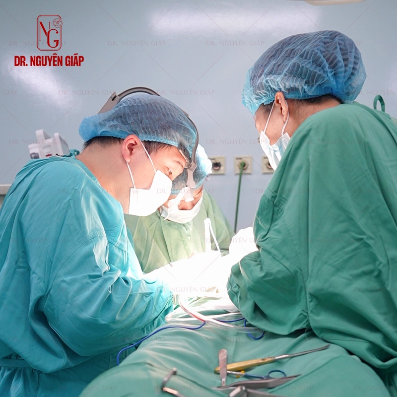 Nâng mông nội soi bằng túi độn chuẩn Mỹ nang mong noi soi 6